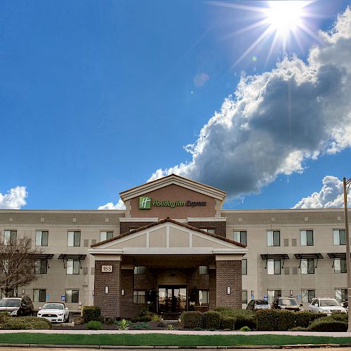 Holiday Inn Express & Suites Lincoln-Roseville Area
